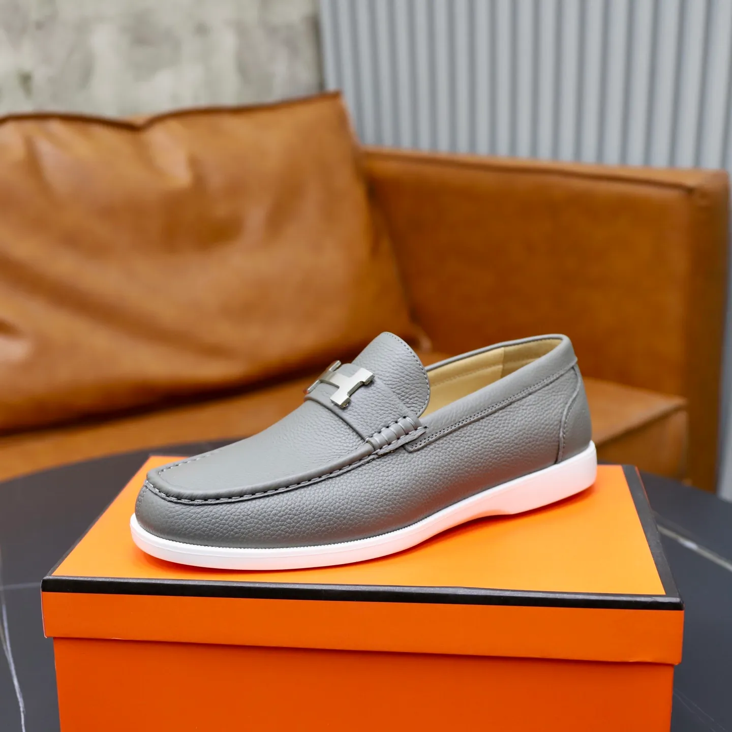 Ex-factory price: 560💰Hermès/Hermès slip-on men's shoes. This shoe is made of imported pebbled cowhide. It has simple and smooth lines and is combined with aerodynamically designed 3CM rubber foam ultra-light soles! Youthful and fashionable, classic H-shaped hardware buckle decoration, calf lining gently wraps the feet, with logo cowhide feet, casual and urban style, highlighting youthful vitality, sports and leisure version, super versatile, code number: 38-39-40-41-42-43-44 standard leather shoe size (45 can be customized but does not support returns)